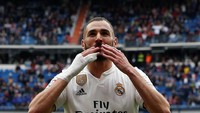 Karim Benzema pernah tertangkap sedang menyewa wanita prostitusi di bawah umur saat masih di Lyon bersama dua temannya Sydney Govou dan Franck Ribery. Lalu kariernya di Timnas Prancis hancur karena skandal pemerasan terkait video seks yang melihatkan Mathieu Valbuena. (Susana Vera/REUTERS)