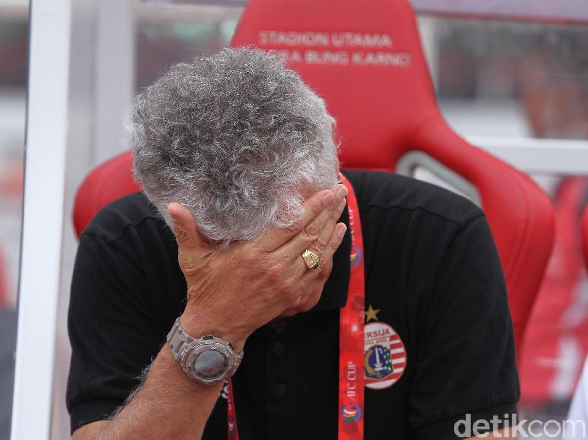 Ivan Kolev tertunduk lesu setelah Persija Jakarta membuang keunggulan dua gol dan akhirnya kalah 2-3 saat berhadapan dengan Ceres Negros ( Rifkianto Nugroho/detikSport)