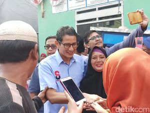 Jenguk Relawan, Sandi: Perjuangan Belum Tuntas, Semangat Tak Boleh Padam