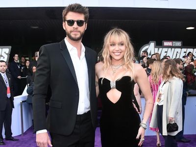 Wajah Bahagia Miley Cyrus dan Liam Hemsworth di Red Carpet Endgame