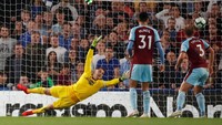 Gawang Burnley kebobolan saat pertandingan memasuki menit ke-12. Gawang yang dikawal Heaton dibobol oleh NGolo Kante. Reuters/Andrew Boyers.