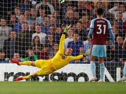 Gawang Burnley kebobolan saat pertandingan memasuki menit ke-12. Gawang yang dikawal Heaton dibobol oleh NGolo Kante. Reuters/Andrew Boyers.