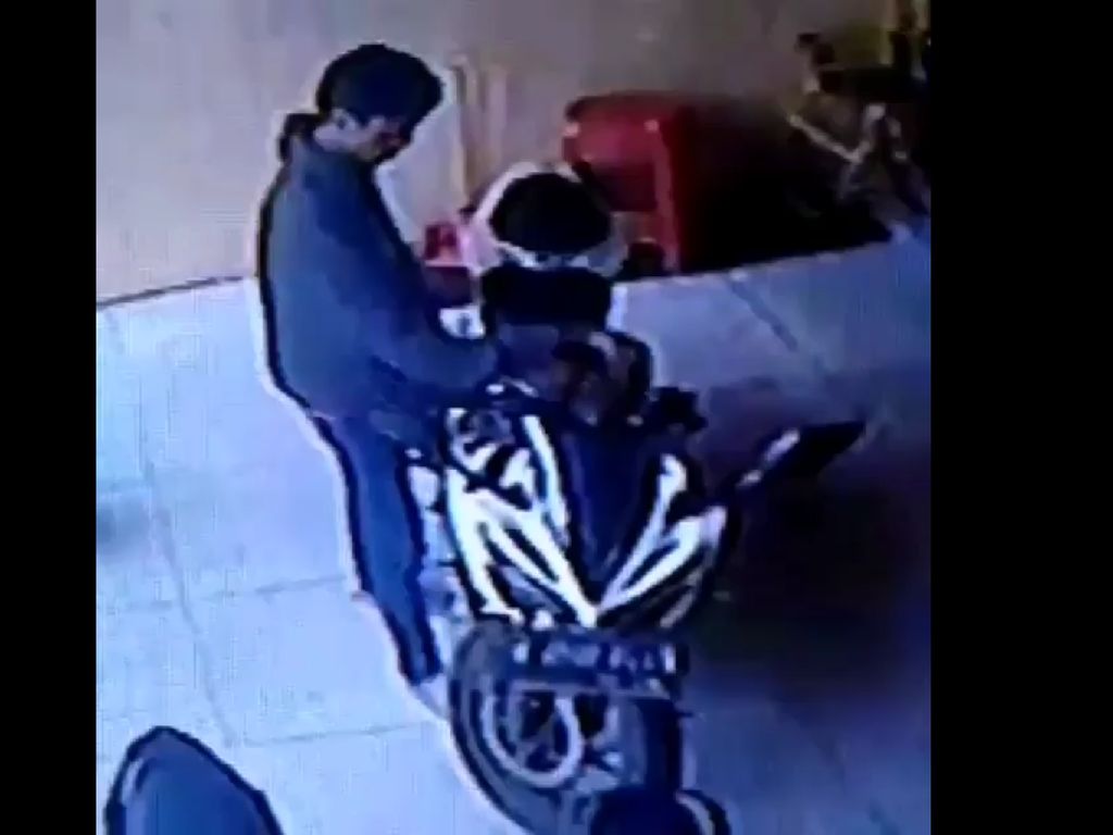 Aksi Pencurian Motor Sport di Indekos di Bekasi Terekam CCTV Aksi Pencurian Motor Sport di Indekos di Bekasi Terekam CCTV