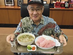 Gaya Makan Nyentrik nan Kocak Dubes Jepang untuk Indonesia