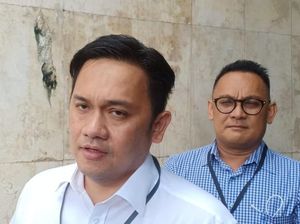 Farhat Abbas Ngaku Sudah Izin Bawa HP Saat Besuk Galih Ginanjar di Rutan Farhat Abbas Ngaku Sudah Izin Bawa HP Saat Besuk Galih Ginanjar di Rutan