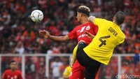 Unggul 2-0, Andritany dkk mengendurkan serangan ke arah gawang Muller. Kondisi ini dimanfaatkan dengan baik oleh skuat Risto Vidakovic untuk melancarkan tekanan ke gawang tuan rumah.