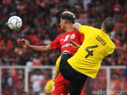 Unggul 2-0, Andritany dkk mengendurkan serangan ke arah gawang Muller. Kondisi ini dimanfaatkan dengan baik oleh skuat Risto Vidakovic untuk melancarkan tekanan ke gawang tuan rumah.