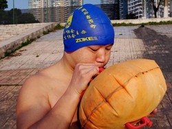 Hemat Waktu, Pria Ini Berenang Sebrangi Sungai ke Kantor Selama 11 Tahun