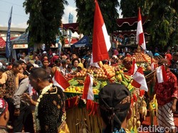 Meriahnya Warga Berebut Gunungan Garebek Pasar di Semarang