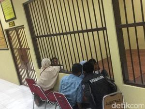 Tangis Warnai Pertemuan Dua Pemutilasi Mayat dalam Koper dengan Keluarga