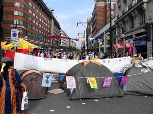 Demo Isu Lingkungan Hari Ke-8 di London, 1.000 Orang Lebih Ditangkap Demo Isu Lingkungan Hari Ke-8 di London, 1.000 Orang Lebih Ditangkap