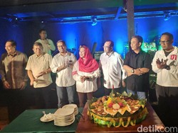 Jokowi Unggul Sementara, TKN Gelar Tasyakuran dan Potong Tumpeng