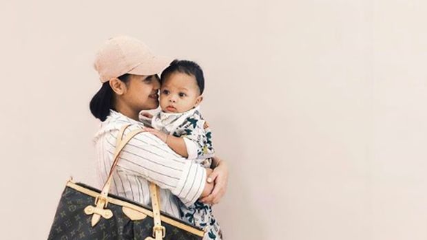 Mytha Lestari dan putranya, Kala