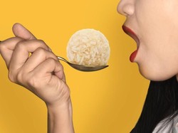 Tersedak Bola Nasi Saat Makan di Depan Kamera, Wanita Ini Dilarikan ke Rumah Sakit