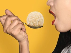 Tersedak Bola Nasi Saat Makan di Depan Kamera, Wanita Ini Dilarikan ke Rumah Sakit Tersedak Bola Nasi Saat Makan di Depan Kamera, Wanita Ini Dilarikan ke Rumah Sakit