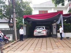 Disambut Teriakan Pendukung, Prabowo Tiba di Kertanegara