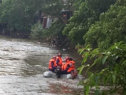 Seorang Bocah Hilang Terseret Arus Saat Renang di Kali Ciliwung