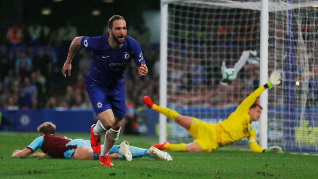 Diganti Sarri, Higuain Lempar Rompi dan Banting Botol