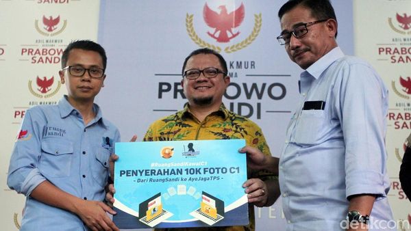 Ruang Sandi Serahkan Ribuan Foto C1 ke BPN Prabowo-Sandiaga