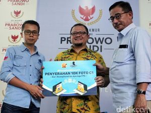 Ruang Sandi Serahkan Ribuan Foto C1 ke BPN Prabowo-Sandiaga