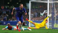 Chelsea kembali unggul 2-1 setelah Gonzalo Higuain membobol gawang Burnley di menit ke-14. Eddie Keogh.