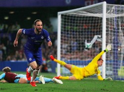 Chelsea kembali unggul 2-1 setelah Gonzalo Higuain membobol gawang Burnley di menit ke-14. Eddie Keogh.