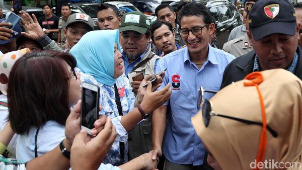 Kunjungi Relawan di Penjaringan, Sandiaga Diserbu Emak-emak