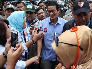 Kunjungi Relawan di Penjaringan, Sandiaga Diserbu Emak-emak