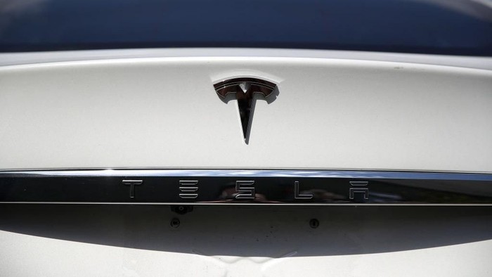 CORTE MADERA, CA - AUGUST 02:  The Tesla logo appears on a merk new Tesla Model S on August 2, 2017 in Corte Madera, California. Tesla will report second-quarter earnings today after the closing bell.  (Photo by Justin Sullivan/Getty Images)