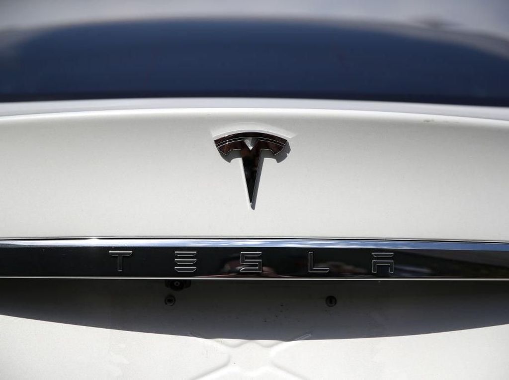 Kecelakaan Bikin Fitur Autopilot Disorot, Saham Tesla Turun 3,4%