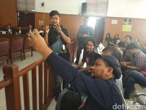 Tompi-Rocky Gerung Selfie Bareng Sebelum Bersaksi di Sidang Ratna Sarumpaet
