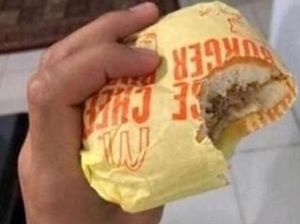 Melahap Makanan dengan Bungkusnya Sedang Tren, Dokter Peringatkan Hal Ini