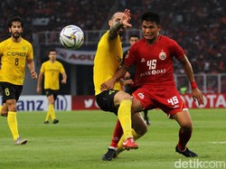 Setelah itu, laga berlangsung ketat. Hal ini membuat kedua tim kesulitan untuk menciptakan peluang berbahaya. Hingga babak pertama usai skor 0-0 tak berubah.