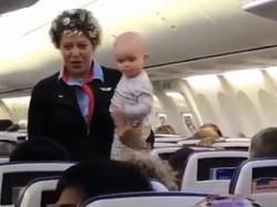 Sambil Kerja Gendong Bayi Penumpang, Pramugari Ini Dipuji