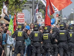 Pawai 20 Neonazi Rayakan Ultah Hitler Dihadang 2 Ribu Penentang Pawai 20 Neonazi Rayakan Ultah Hitler Dihadang 2 Ribu Penentang