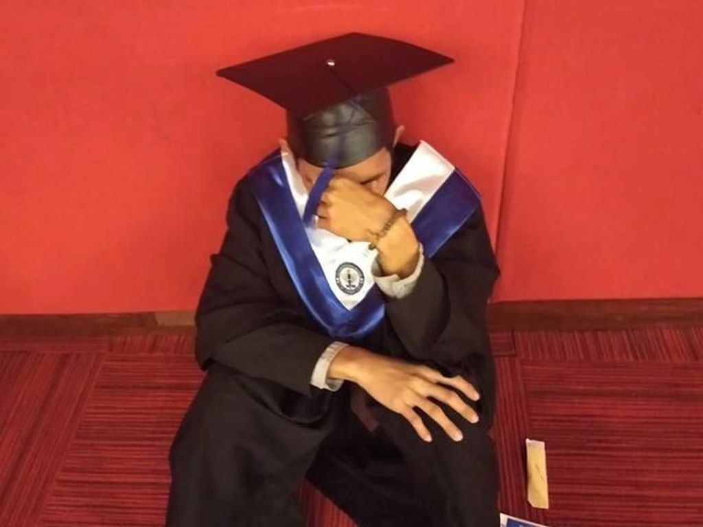 Viral, Curhat Pilu Pria yang Menangis karena Orangtua Tak Hadir di Wisuda Viral, Curhat Pilu Pria yang Menangis karena Orangtua Tak Hadir di Wisuda