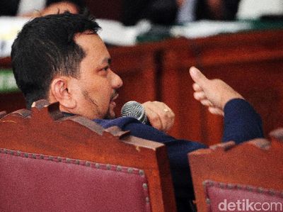 Ekspresi Tompi Saat Bersaksi di Sidang Ratna Sarumpaet