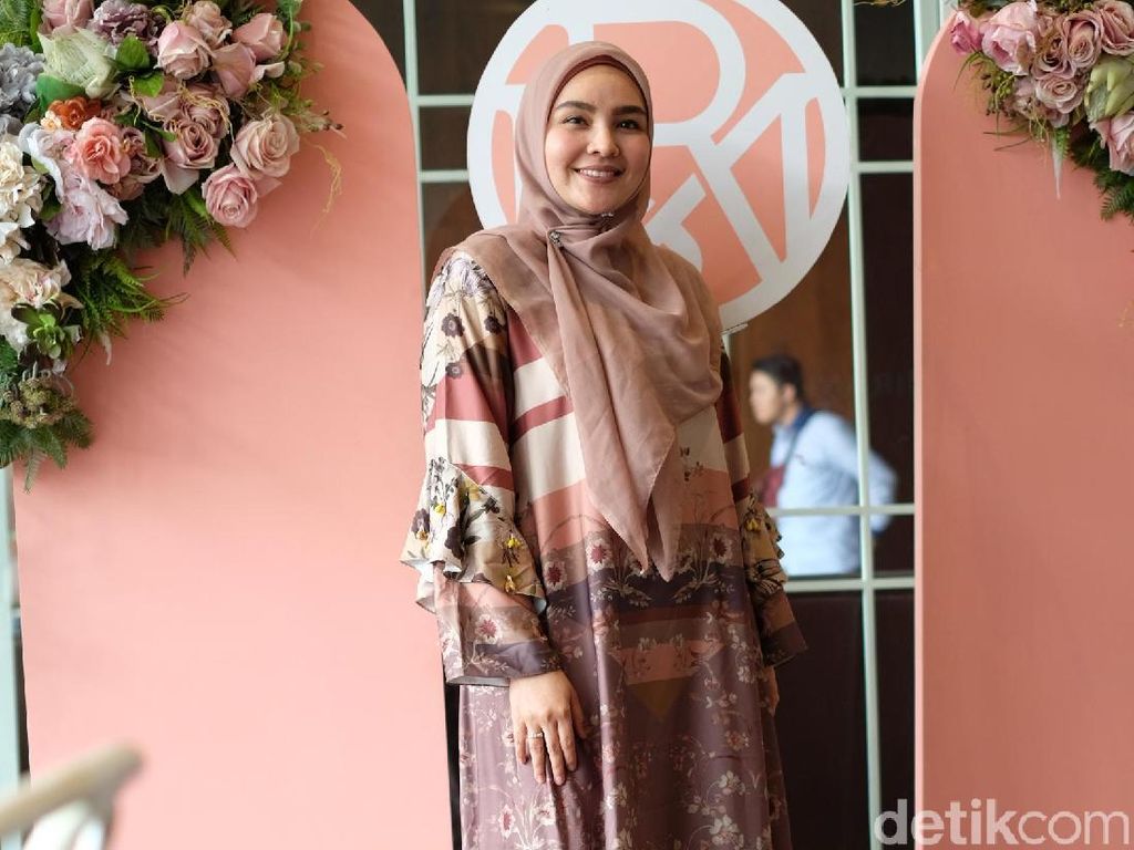Ria Miranda Ungkap Fenomena Bajunya Dijual Lagi Hingga 5 Kali Lebih Mahal Ria Miranda Ungkap Fenomena Bajunya Dijual Lagi Hingga 5 Kali Lebih Mahal