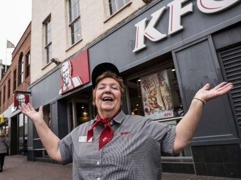 Betah Banget! Wanita Ini Sudah 41 Tahun Bekerja di Restoran Cepat Saji