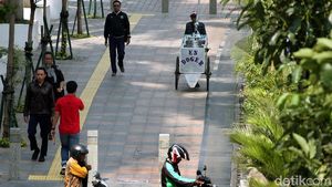 Potret PKL Berjualan di Trotoar dan JPO Sudirman
