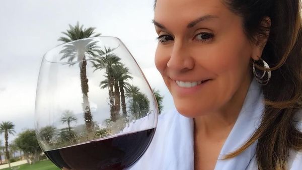 Ironi Wanita yang Bisa Liburan Mewah Gratis karena Jadi Pelakor