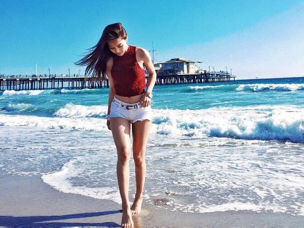 Foto: Gaya Liburan Aktris Seksi Korsel, Kim Hee Jeong