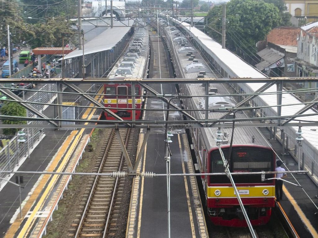 Pandemi Corona, PT KCI Kembali Batasi Jam Operasional KRL Mulai 7 April Pandemi Corona, PT KCI Kembali Batasi Jam Operasional KRL Mulai 7 April