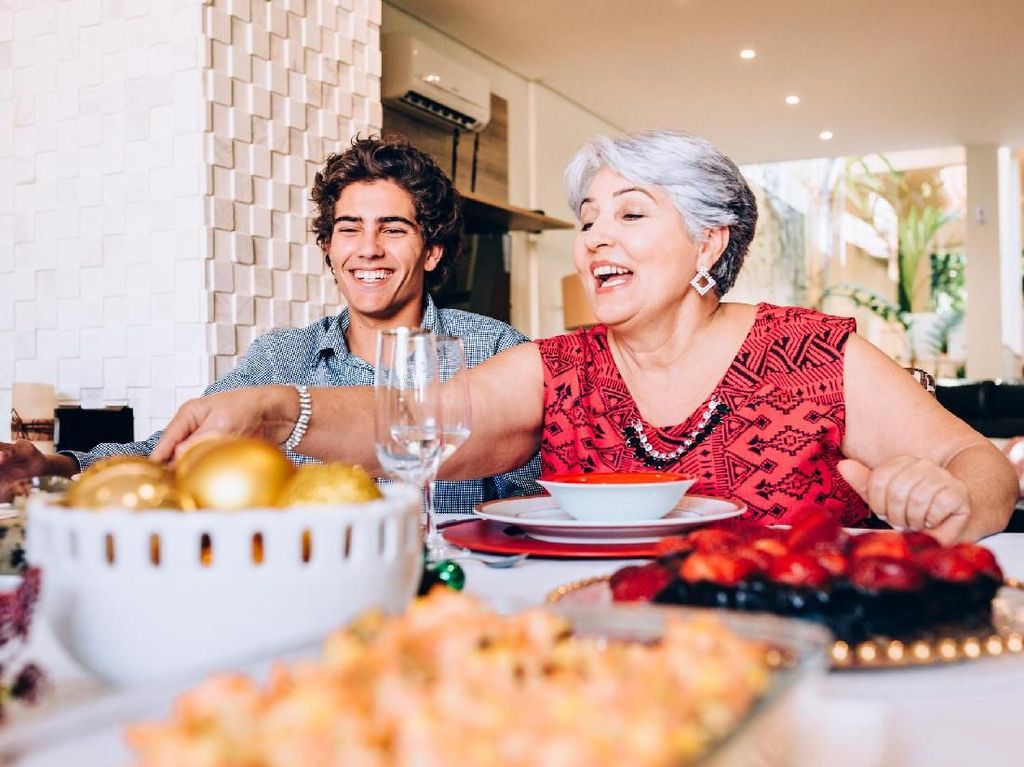 Cerita Nenek 4 Cucu yang Kencani Ratusan Pria Berusia 20-an Demi Awet Muda Cerita Nenek 4 Cucu yang Kencani Ratusan Pria Berusia 20-an Demi Awet Muda