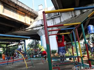 Unik, RPTRA Ini Berlokasi Di Bawah Kolong Tol Lho