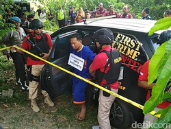 Pembunuh Mayat dalam Koper Mewek saat Peragakan Aksi Kejinya