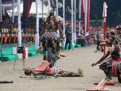 Video Atraksi Prajurit Kopassus di HUT, Parkour hingga Tarik Mobil