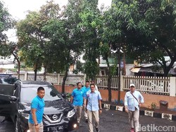 Sandiaga Semangati Relawan yang Kawal C1 di GOR Radio Dalam