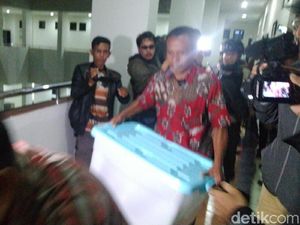 Geledah Kantor Wali Kota Tasikmalaya, KPK Bawa 2 Koper dan 1 Boks Geledah Kantor Wali Kota Tasikmalaya, KPK Bawa 2 Koper dan 1 Boks