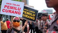 Massa Geruduk Bawaslu dalam Aksi Lawan Pemilu Curang